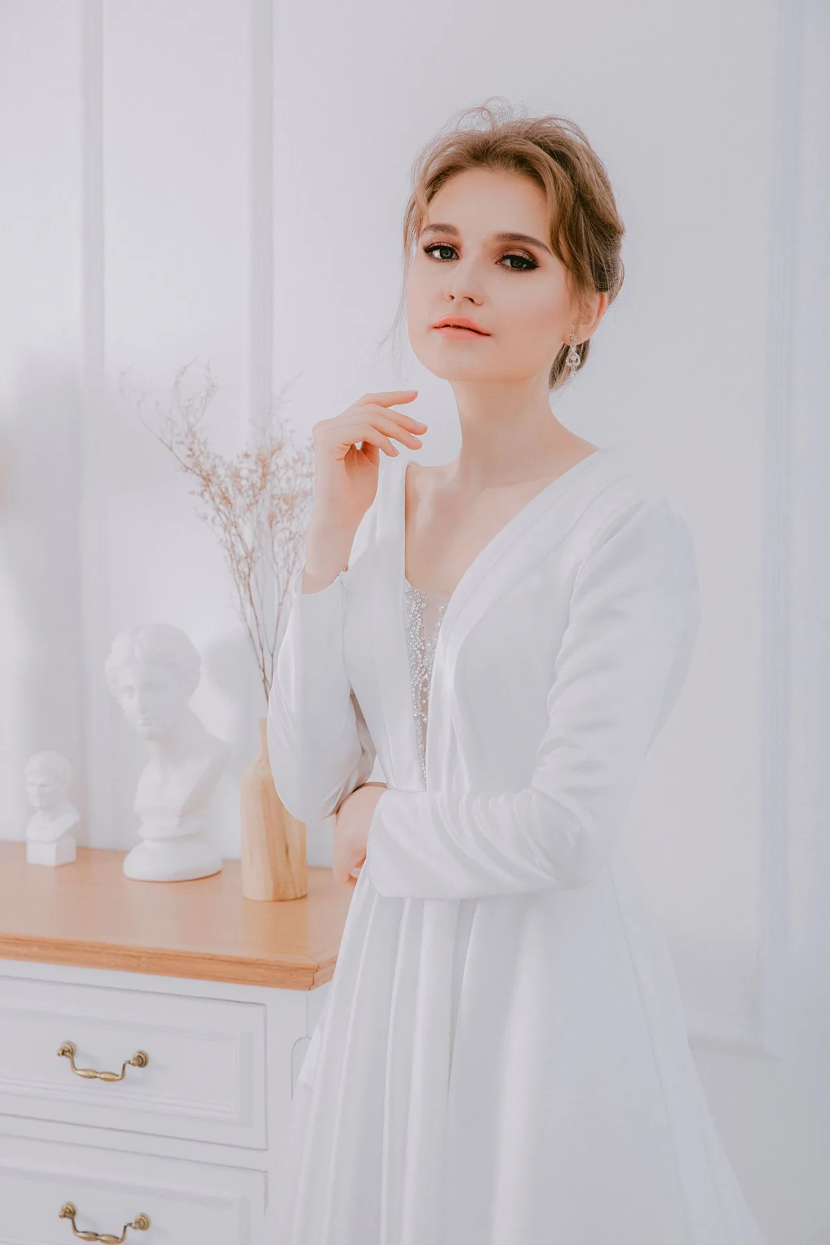 Bridal-Inspiration: eine Braut in einem schlichten weißen Kleid mit langen Ärmeln